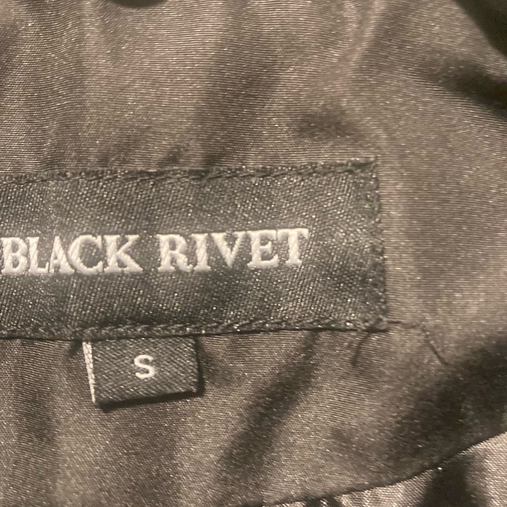 Black Rivet puffier vest - Picture 6 of 6